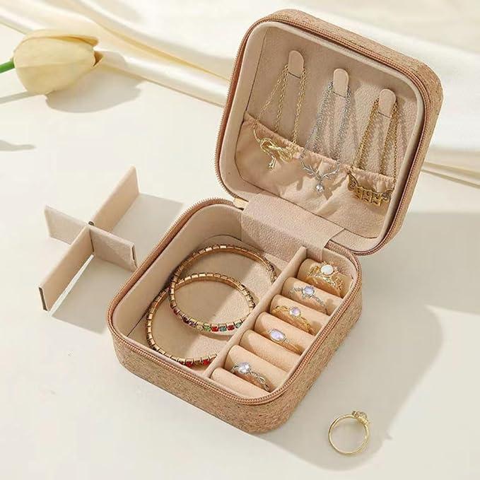 Actual product image Only-Bags.Store Vintage-inspirierte Schmuckschatulle mit Holzmaserung - kompakter, quadratischer Organizer mit