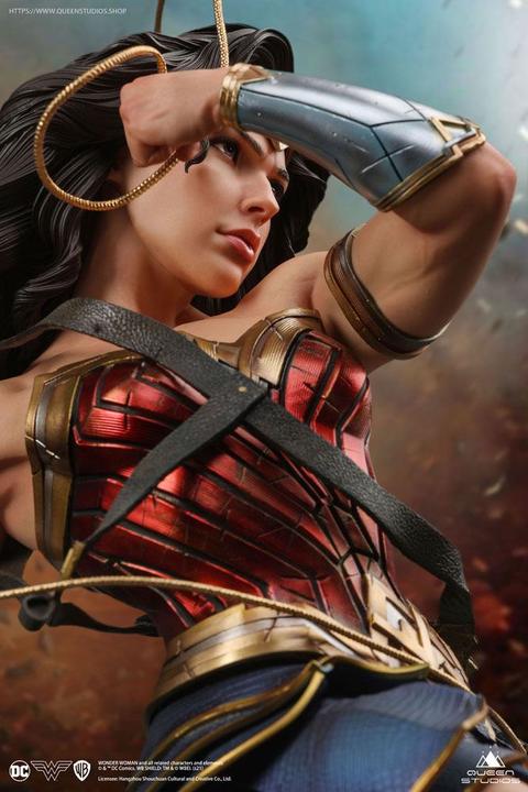 Actual product image Queen Studios Wonder Woman Comic Statuette 1/4 Wonder Woman Early Bird Version 47 cm
