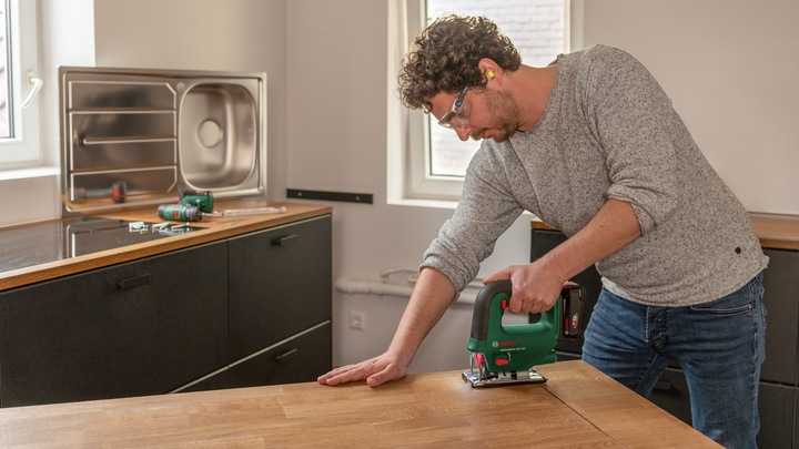 Produktbild Bosch Home & Garden UniversalSaw 18V-100