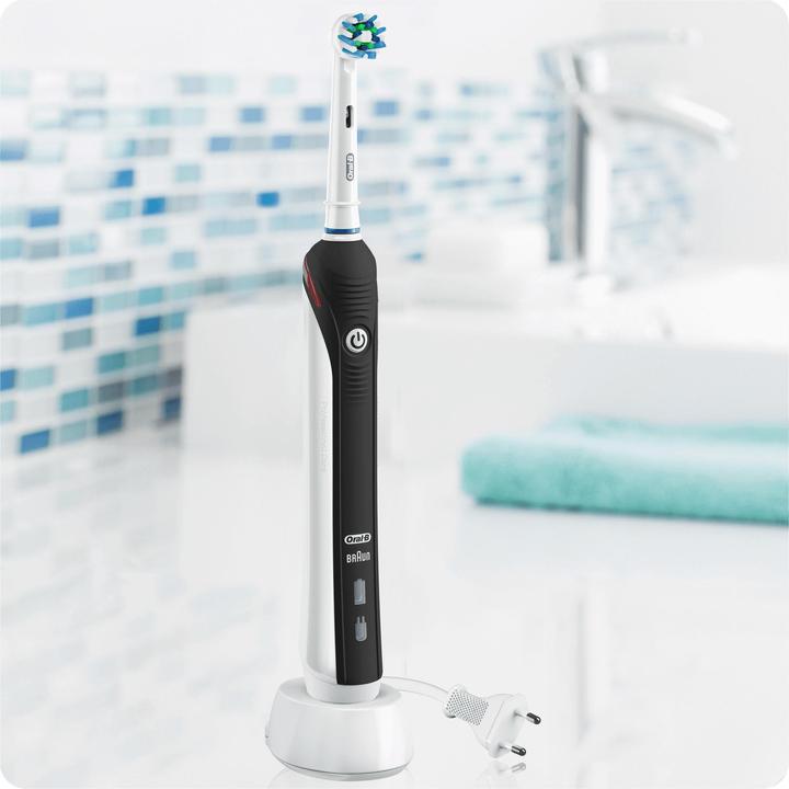 Actual product image Oral-B Pro 2 (Oscillating toothbrush)
