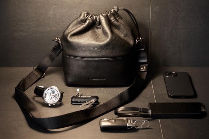 Actual product image Artisan & Artist ACAM-CPL210 Full Leather Pouch - Black (Camera bag)