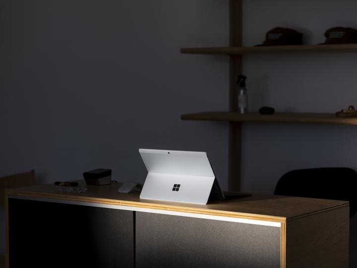Produktbild Microsoft Surface Pro X (13", Microsoft SQ1, 128 GB, 128 GB)