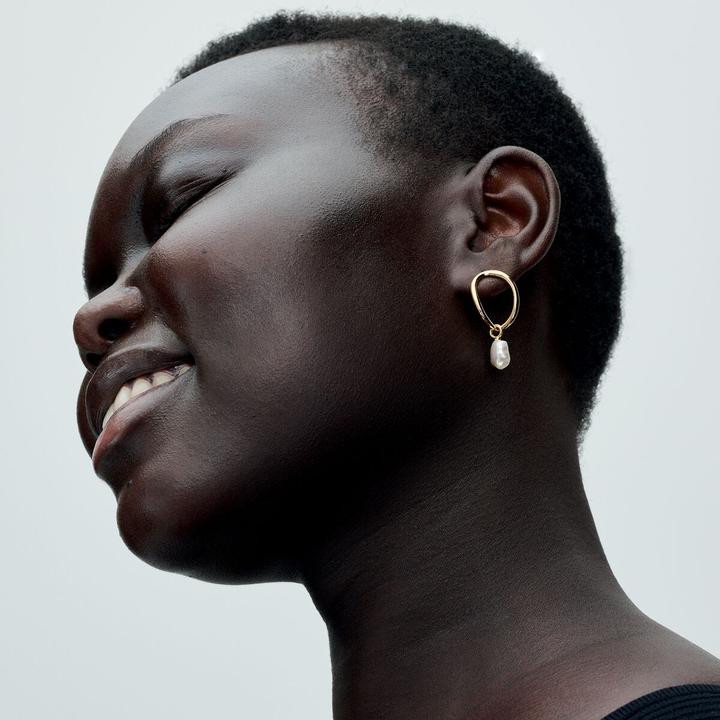 Immagine prodotto Pandora Orecchini di perle coltivate d'acqua dolce a forma di cerchio organico e trattate in modo barocco (Metallo, Dorato)