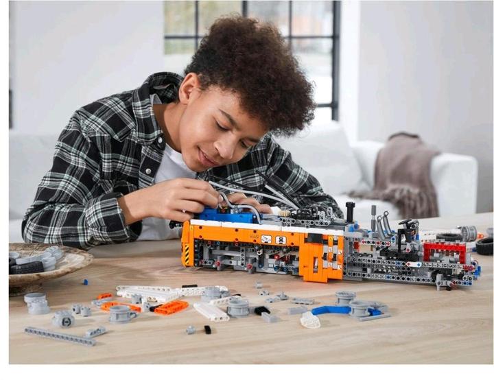 Actual product image LEGO Technic 42128 Heavy tow truck (42128, LEGO Technic)