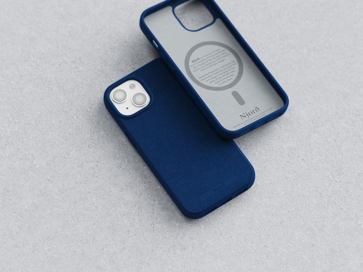 Image du produit Njord Étui rigide en daim MagSafe bleu marine (Apple iPhone 15)