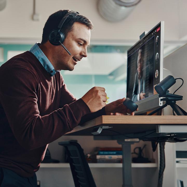 Produktbild Poly Voyager Focus 2 USB-C-C-Headset, für Microsoft Teams zertifiziert, + USB-C/A-Adapter (Kabellos, USB-C, Microsoft Teams, Zoom)