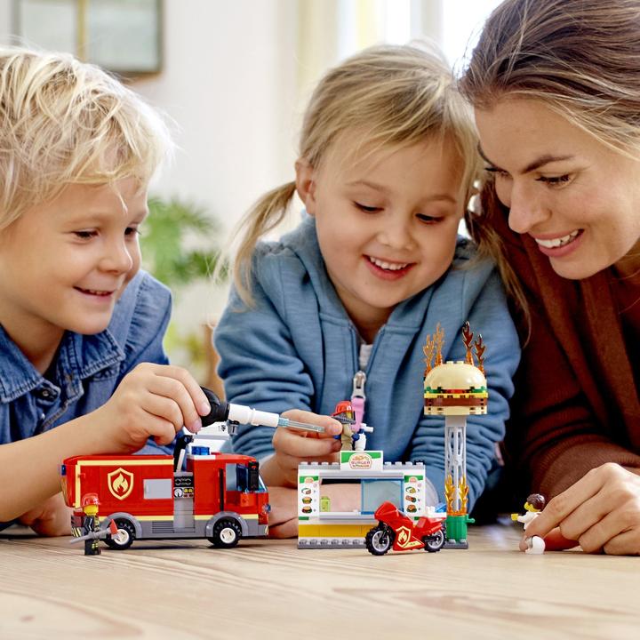 Produktbild LEGO Feuerwehreinsatz im Burger-Restaurant (60214, LEGO City)