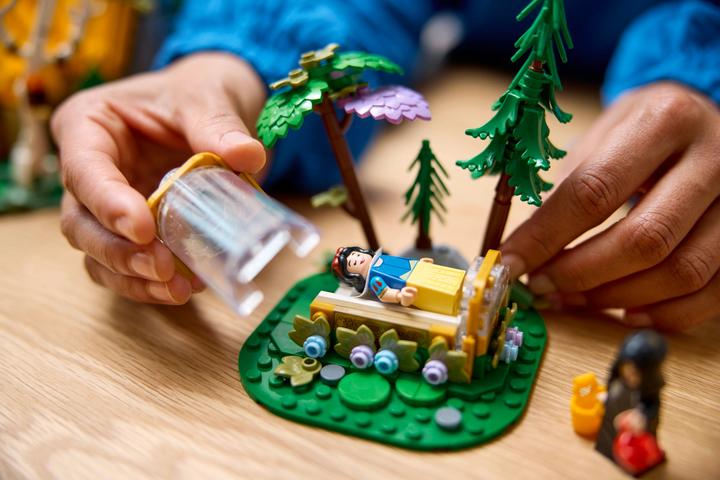 Image du produit LEGO La cabane de Blanche-Neige et des sept nains (43242, LEGO Disney)