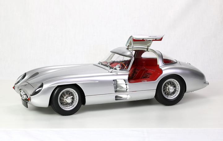 Actual product image Legrand MB 300 SLR Uhlenhaut Coupé kit 1:8 red version