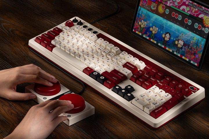 Produktbild 8bitdo 108 Mechanical Keyboard Fami Ed. (US, Kabelgebunden, Kabellos)