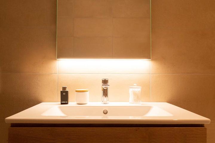 Produktbild Schneider LOW plus LED Lichtspiegel, 1195x38x731, mit Spiegelheizung