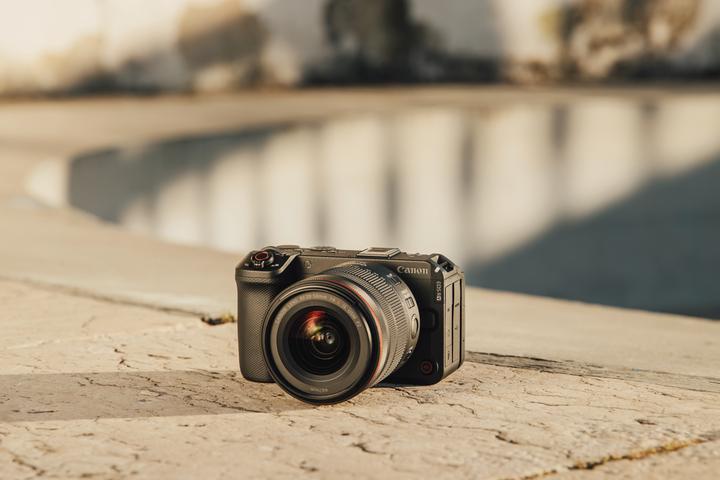 Actual product image Canon EOS R6 V housing + RF 20-50mm F4 L IS USM PZ (20 - 50 mm, 32.50 Mpx, Full frame)