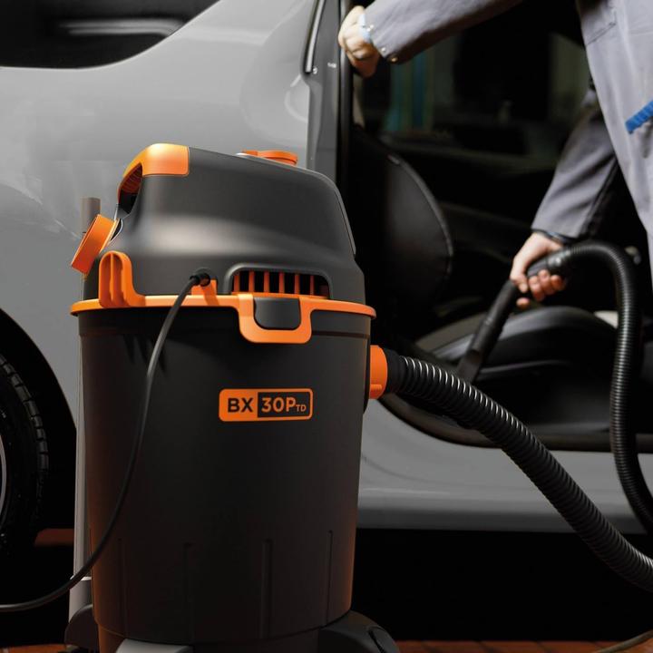 Immagine prodotto Black & Decker BlackDecker BXVC30PTDE Wet and Liquid Vacuum Cleaner with Power Tool Socket 1600 W 30L (Aspirapolvere a umido e a secco)