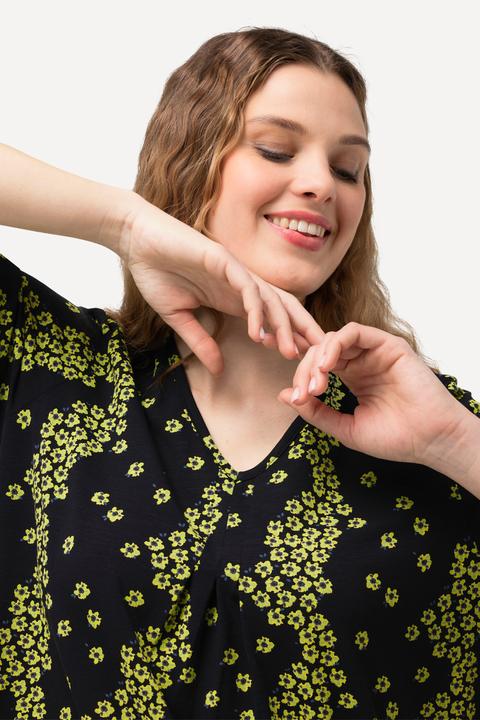 Image du produit Ulla Popken T-shirt à fleurs et plis fantaisie. Col en V et manches courtes. (46, 48)