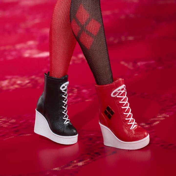 Actual product image Barbie Signature Harley Quinn Sammlerpuppe mit beweglichem Körper, ikonischem Outfit und Schlägel