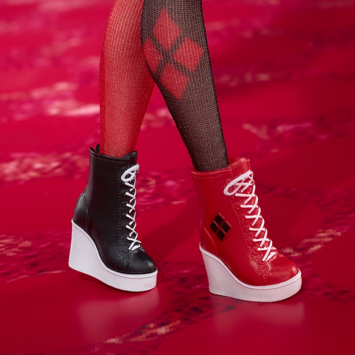 Image du produit Barbie Signature Harley Quinn Sammlerpuppe mit beweglichem Körper, ikonischem Outfit und Schlägel