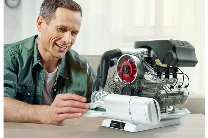 Actual product image Franzis Porsche 911 Turbo engine kit