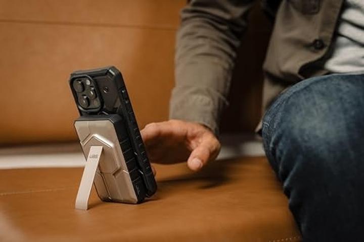 Actual product image UAG Rugged 10000mAh Battey Pack (10000 mAh, 10 W, 37 Wh)