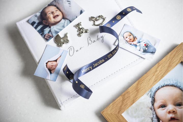 Produktbild Brother TZe-RN34 (1.20 cm, Blau, Gold)