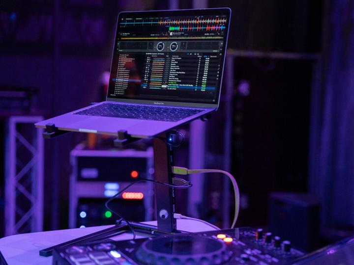 Immagine prodotto Omnitronic Supporto per laptop SLR-USB, con hub USB