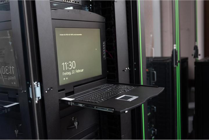 Productafbeelding Digitus Modulaire console met 43,2 cm 17inch TFT 1 poort KVM & touchpad Duits toetsenbord RAL 9005 zwart