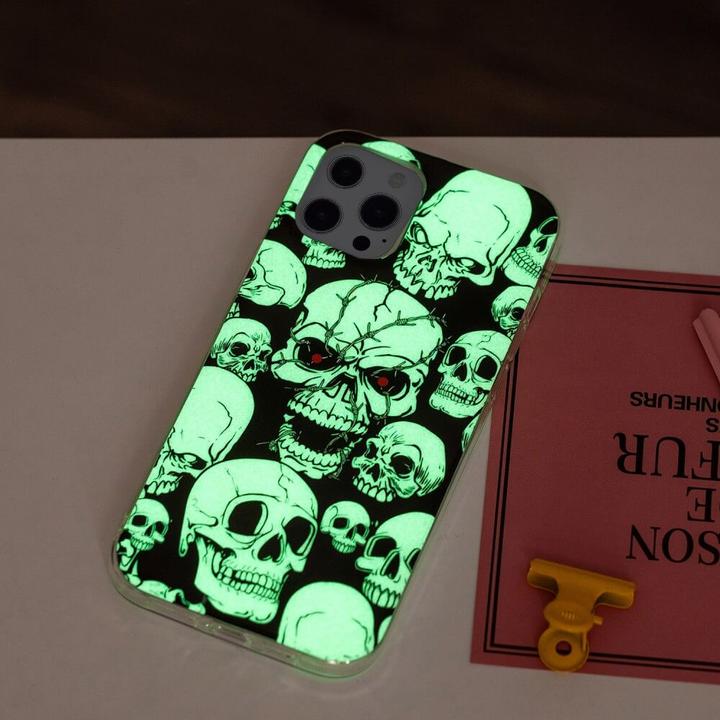 Actual product image Cover-Discount iPhone 15 Pro - Glow in the Dark Silicone Skull Case (Apple iPhone 15 Pro)