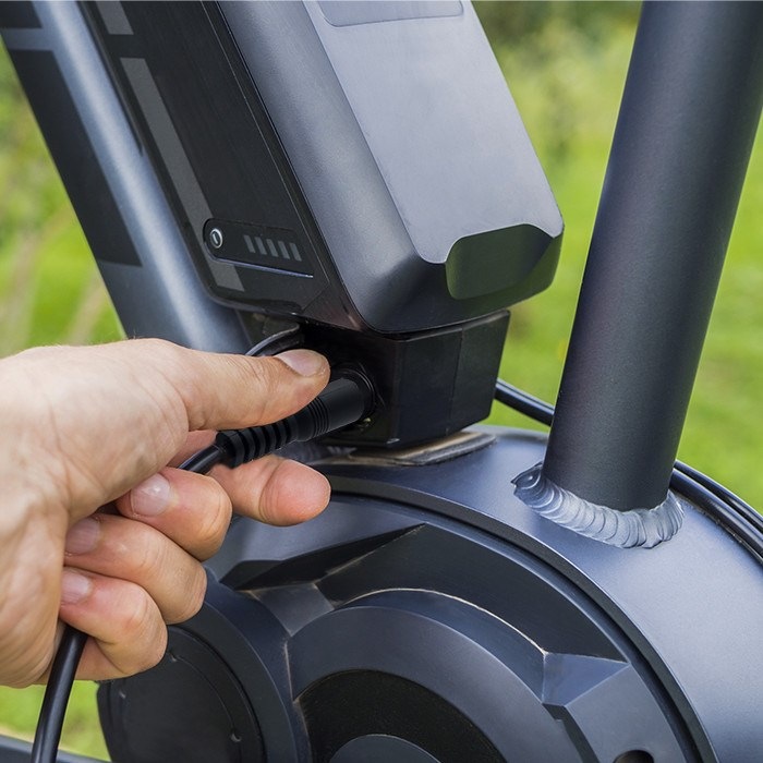 Actual product image Qoltec Ładowarka do baterii roweru elektrycznego 36V | 42V | 2A | 5.5*2.1 (E-bike charger)