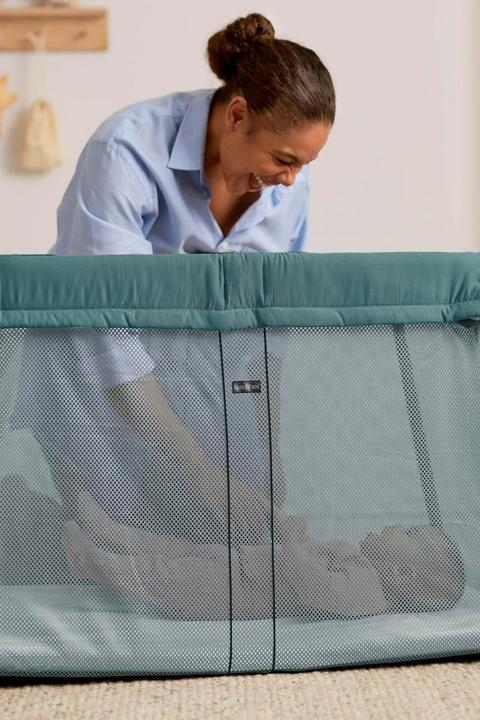 Productafbeelding BabyBjörn Travel Crib Light with Sheet, Dark Green (60 x 105 cm)