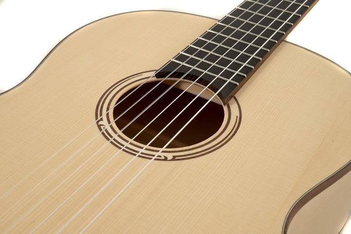 Actual product image Gewa Classic Guitar Pro Natura Silver Left-Handed Model Made in Europe (Classical guitar, Back and sides: Acacia, Neck: Maple, Top: Solid spruce)