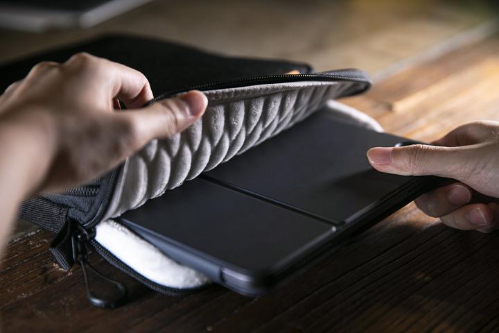 Produktbild tomtoc H13 (9.7-11") Tablet Sleeve (iPad Air 2014 (2. Gen), iPad Pro 11 2020 (2. Gen), iPad Pro 10.5 2017 (1. Gen), iPad Pro 10.5 2019 (2. Gen), iPad Pro 11 2018 (1. Gen), iPad Air 2020 (4. Gen), iPad Air 2022 (5. Gen), iPad Air 2019 (3. Gen))