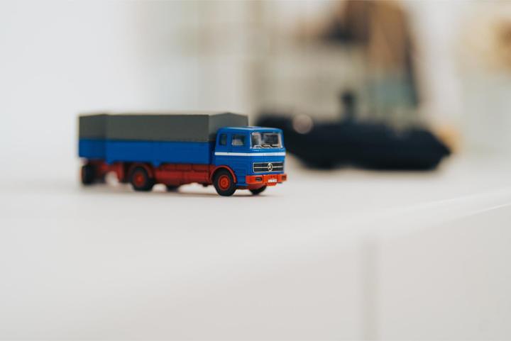 Produktbild Carson 1:87 MB 1620 Plane m.Anhäng.100%RTR blau