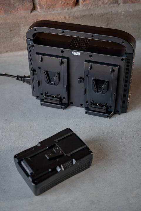 Actual product image Newell Four-channel charger BP-4CH for V-Mount batteries (Camera battery charger)