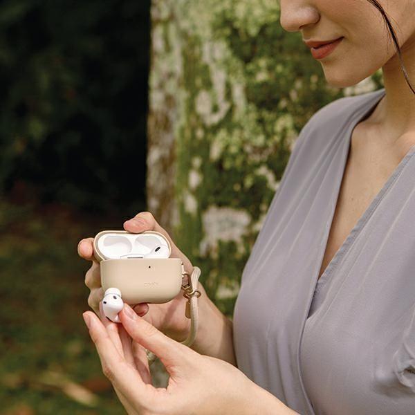 Actual product image Uniq case Coehl Haven AirPods Pro 2 (2022/2023) beżowy/dusty nude (Headphone sleeve)