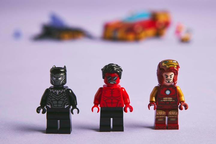 Produktbild LEGO Iron Man Auto und Black Panther vs. Red Hulk (76310, LEGO Marvel)
