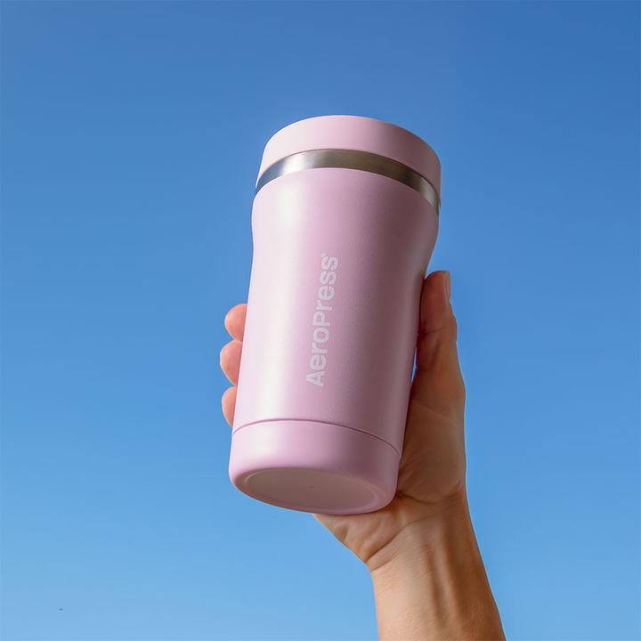 Produktbild Aeropress Go Plus Kaffeemaschine mit Thermobecher, pinkfarben