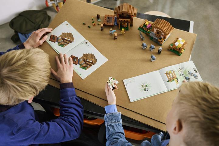 Produktbild LEGO Angriff des Magiers auf das Dorf (21596, LEGO Minecraft)