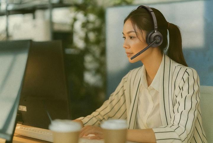 Actual product image Creative On-Ear-Headset Chat Wireless (Wireless, USB-C)