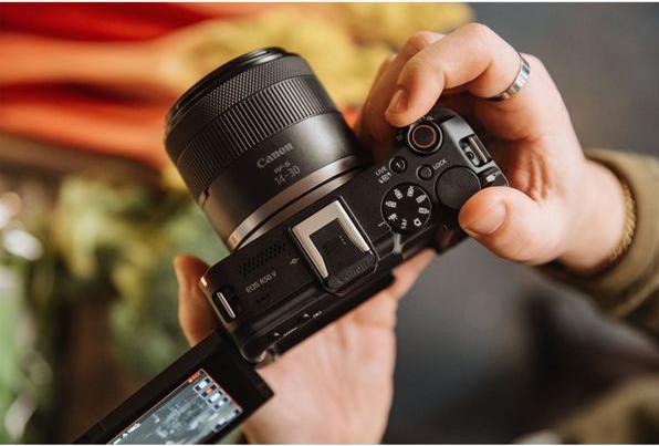 Produktbild Canon EOS R50 V + RF-S 14-30mm F4-6.3 IS STM PZ Kit (14 - 30 mm, 25.50 Mpx, APS-C / DX)