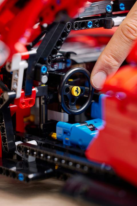 Actual product image LEGO Ferrari Daytona (42143, LEGO Technic)