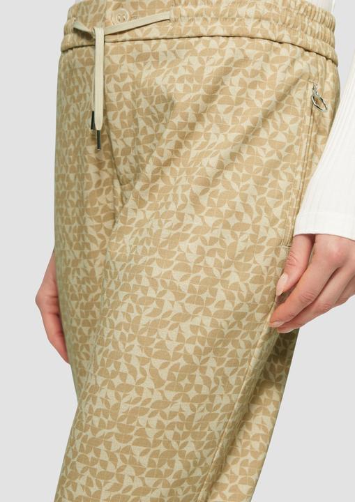 Actual product image S.Oliver Hose Gemusterte Jogpants und Reissverschlusstaschen (32)