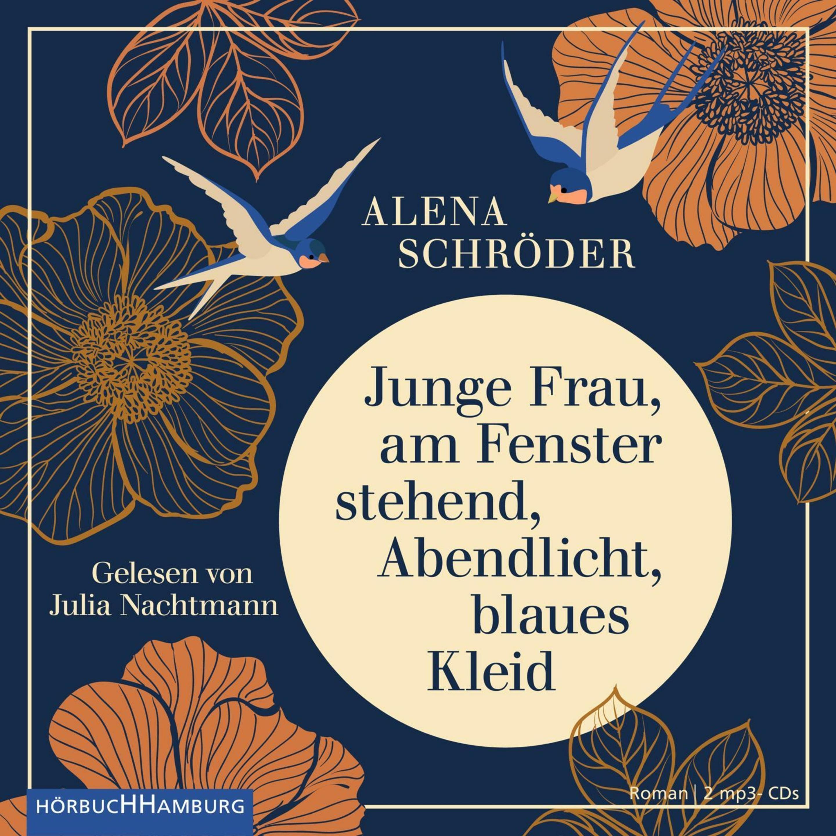 Junge Frau, am Fenster stehend, Abendlicht, blaues Kleid, Hörbücher von Alena Schröder, Julia Nachtmann