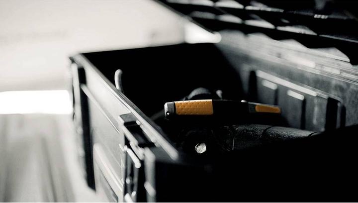 Actual product image Fiskars Utility knife with fixed blade, length 18.2 cm, Stainless steel/plastic, Black (Cutters)