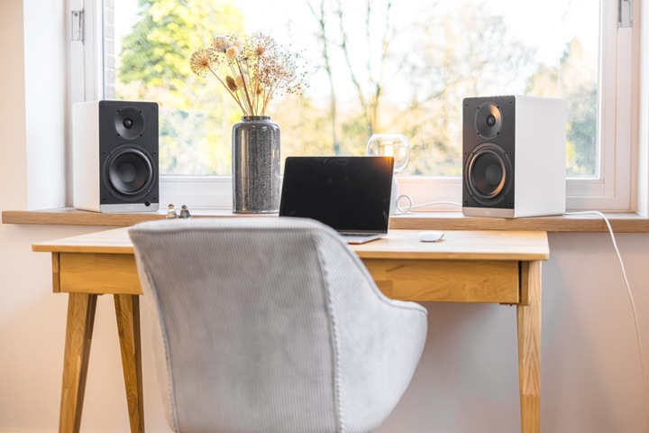 Actual product image ELAC Debut ConneX DCB61