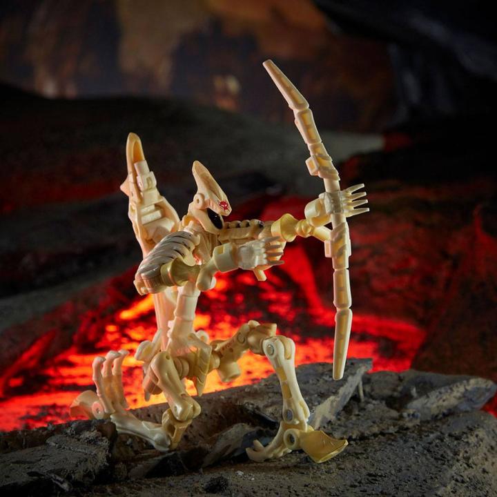 Actual product image Hasbro Transformers Generations War for Cybertron: Kingdom Action Figure Deluxe 2021 Wingfinger