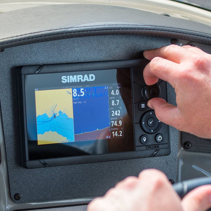 Actual product image Simrad Cruise" chartplotter incl. 83/200 transducer