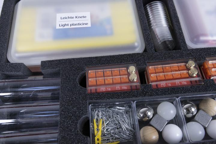 Actual product image Cornelsen Experimenta Experiment box: Swimming and sinking