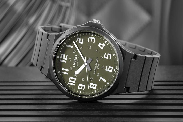 Produktbild Casio MW-240-3B (Analoguhr, 43 mm)