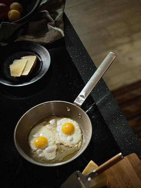 Immagine prodotto Fiskars Norden Steel Padella, 24cm, rivestita (24 cm, Padella per friggere, Acciaio)