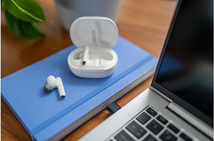 Produktbild Poly VOYAGER FREE 60+ UC W/TS CHARGE (Kabellos, USB-C)