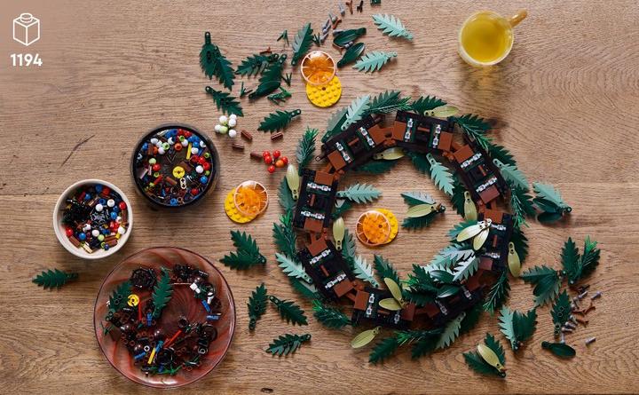 Actual product image LEGO Christmas wreath (10340, LEGO Icons)